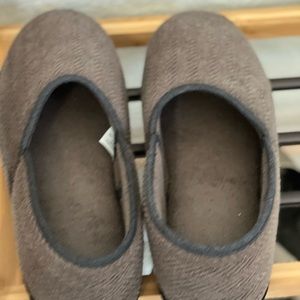 ⭐️ Firm Price ⭐️ Men’s Totes isotoner indoor shoes